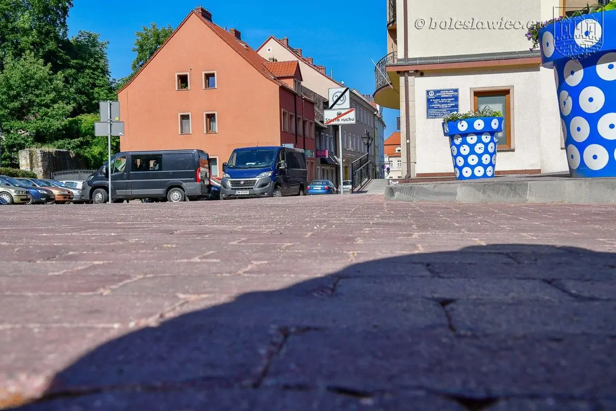 Kościelna: nowy wygląd podwórka przy murach obronnych