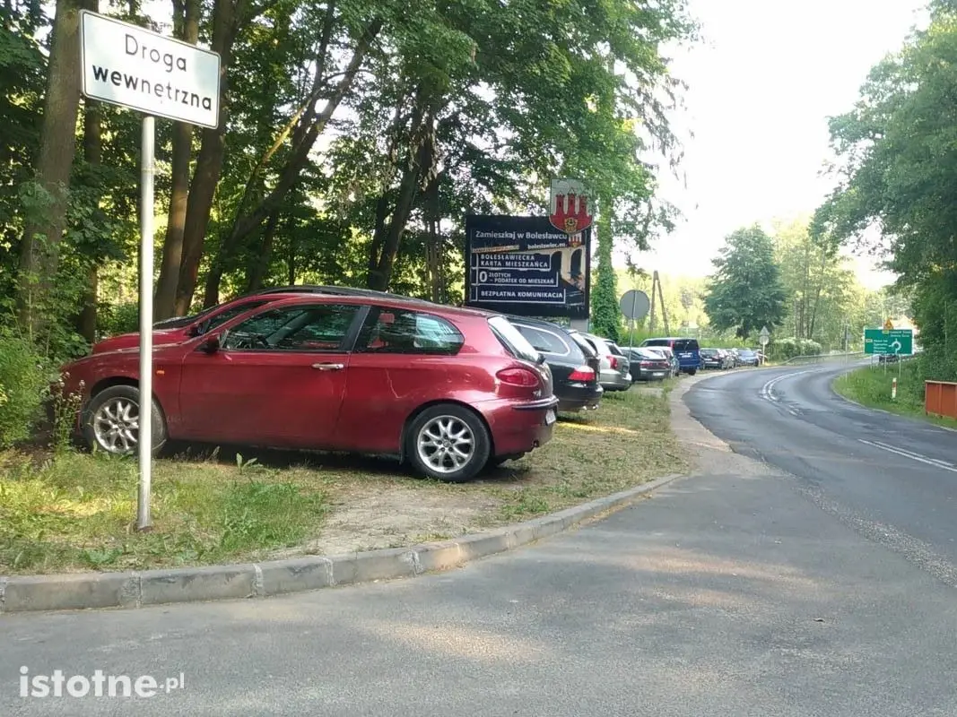 Auta zaparkowane przed Leśnym Potokiem