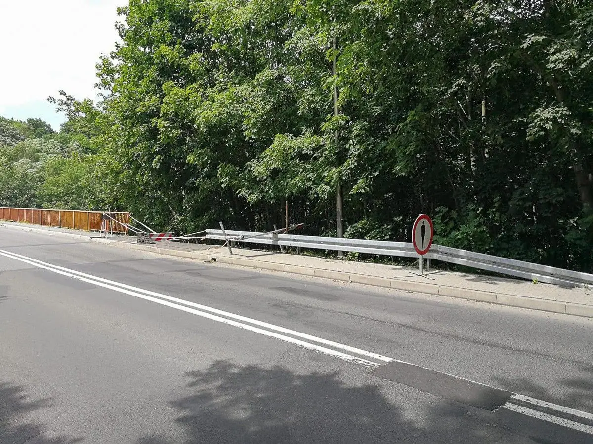 Wrak straszy pod mostem w Kliczkowie