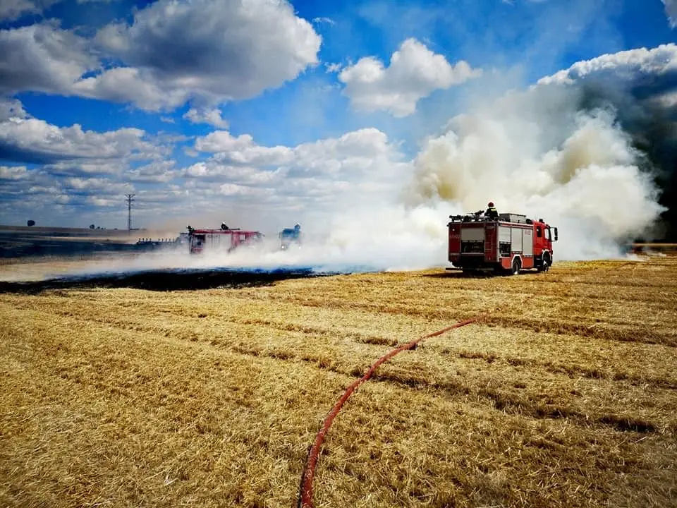 Duży pożar na polach koło Olszanicy. Straż i samoloty gaśnicze w akcji