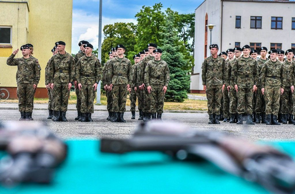 Studenci dostali broń