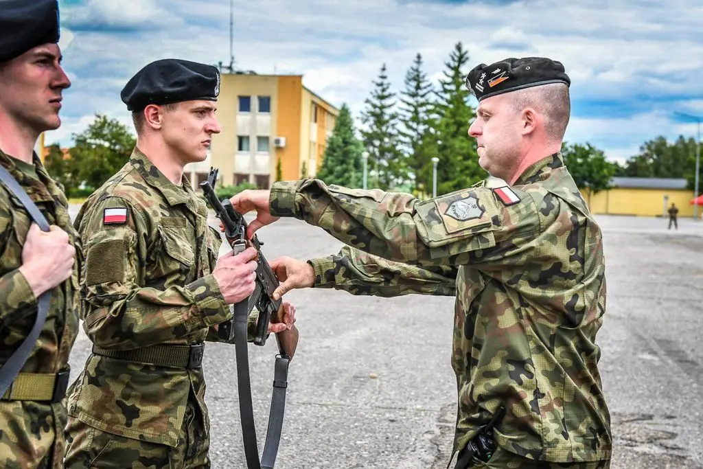 Studenci dostali broń