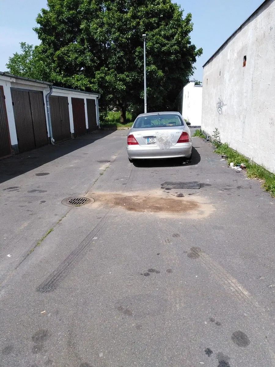 Auto straszy przy garażach na Jezierskiego