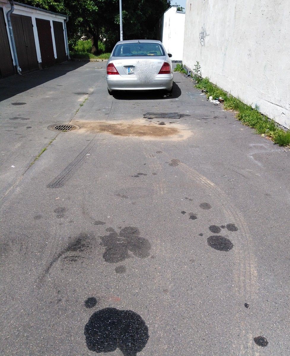 Auto straszy przy garażach na Jezierskiego