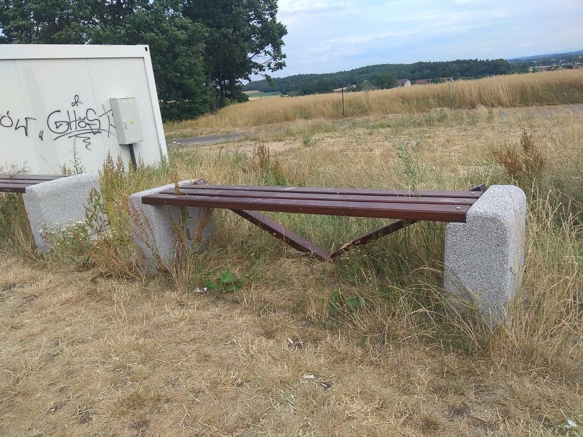 Milików: „Patologia powyrywała i połamała elementy nowych ławek”