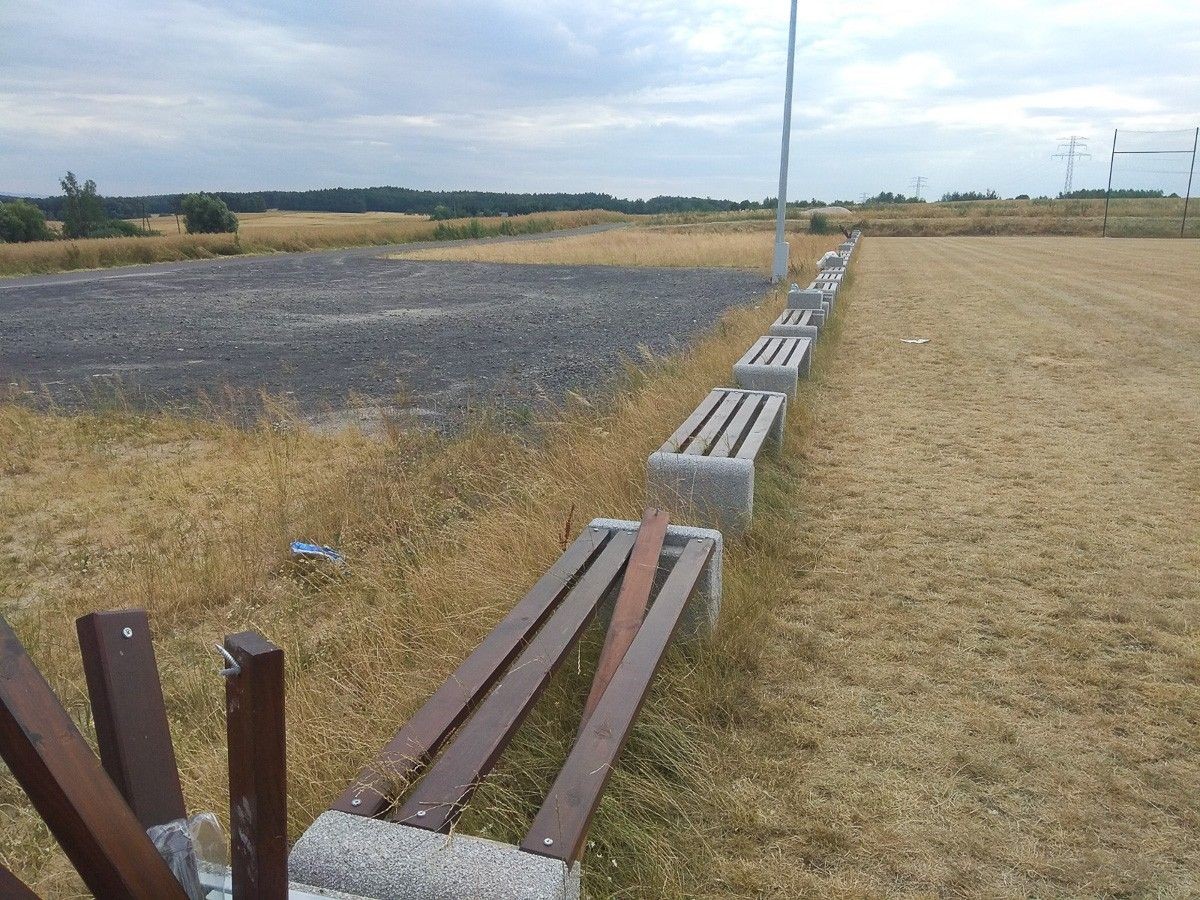 Milików: „Patologia powyrywała i połamała elementy nowych ławek”