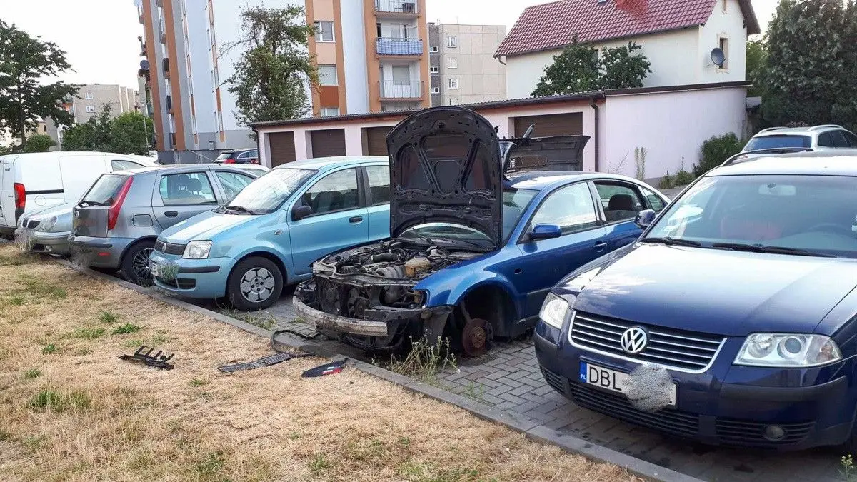 Wrak przy ulicy Jezierskiego w Bolesławcu