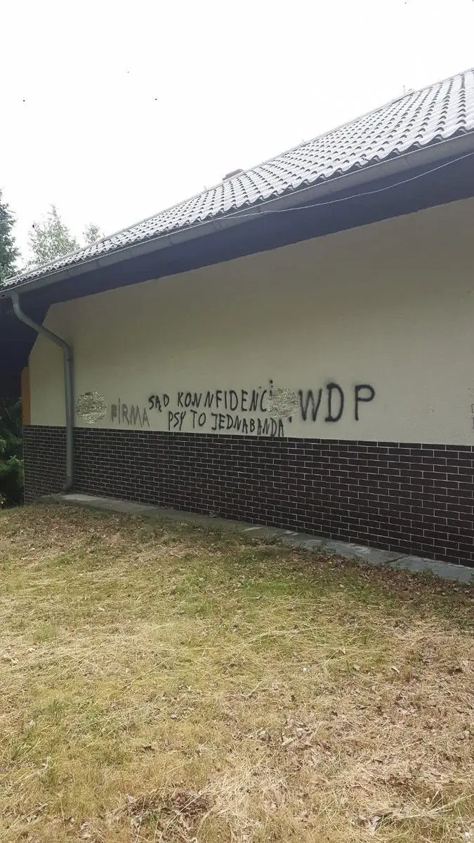 Wandale zniszczyli elewację Domu Ludowego w Otoku