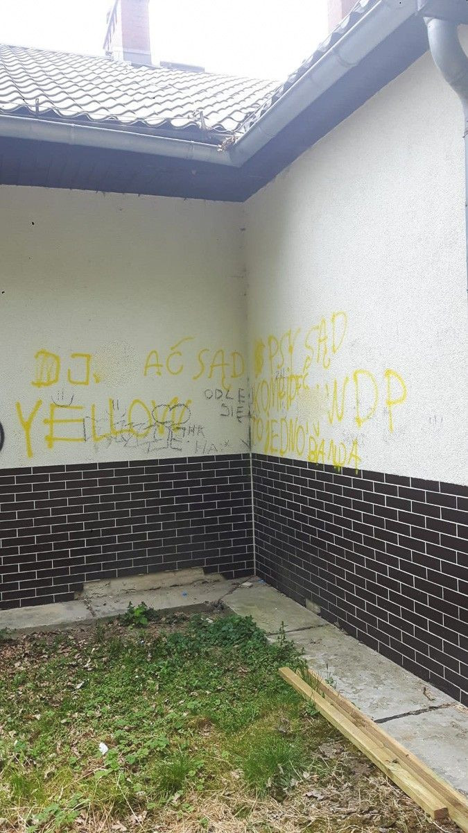 Wandale zniszczyli elewację Domu Ludowego w Otoku