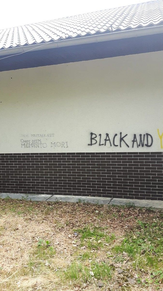 Wandale zniszczyli elewację Domu Ludowego w Otoku