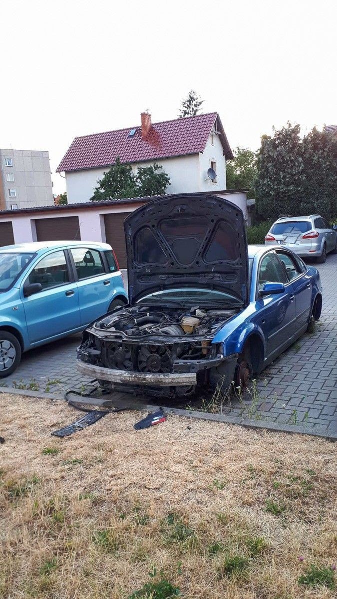 Rozbebeszone auto straszy przy Jezierskiego