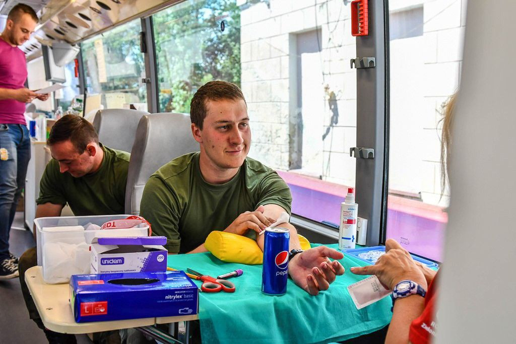 Szkolący się u pancerniaków studenci oddali krew