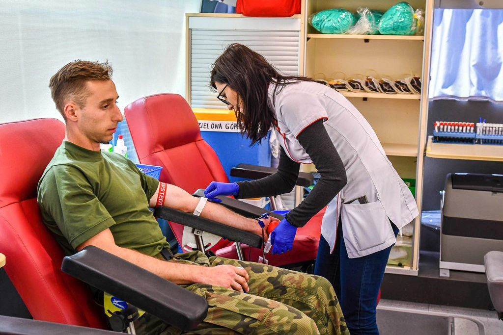 Szkolący się u pancerniaków studenci oddali krew