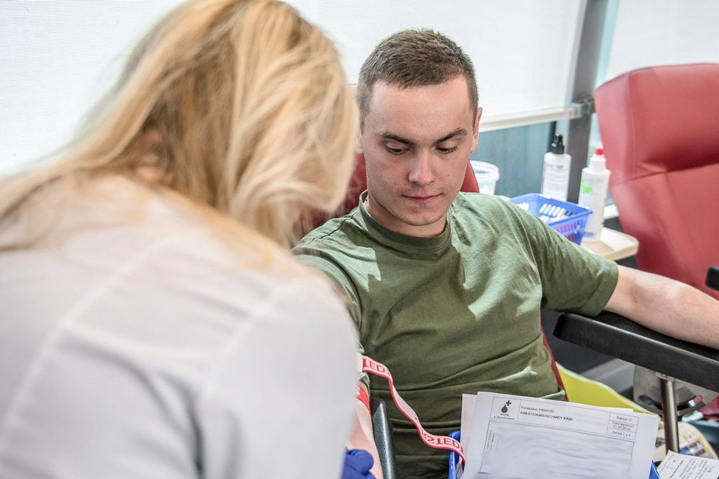 Szkolący się u pancerniaków studenci oddali krew