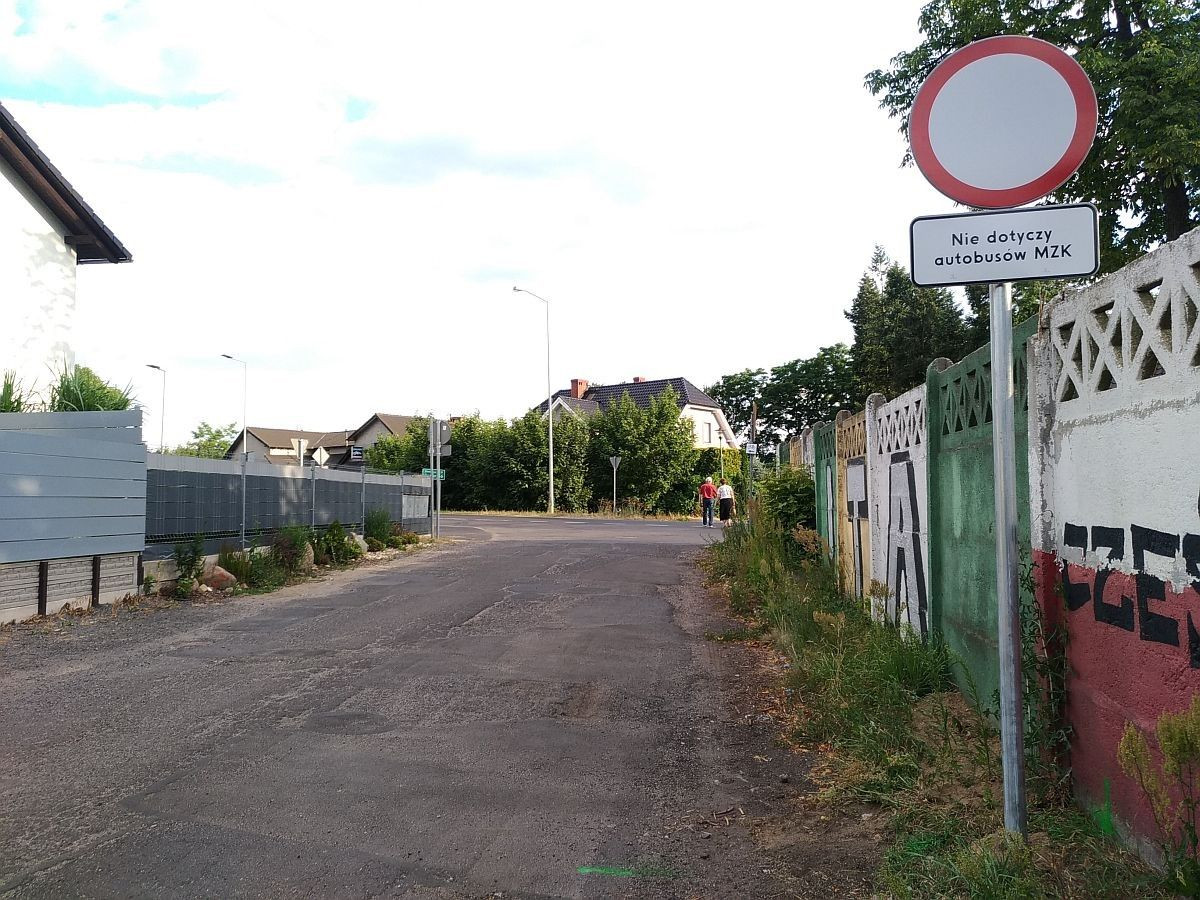 Znaki na pętli autobusowej przy ulicach Kosiby/Kresów II RP