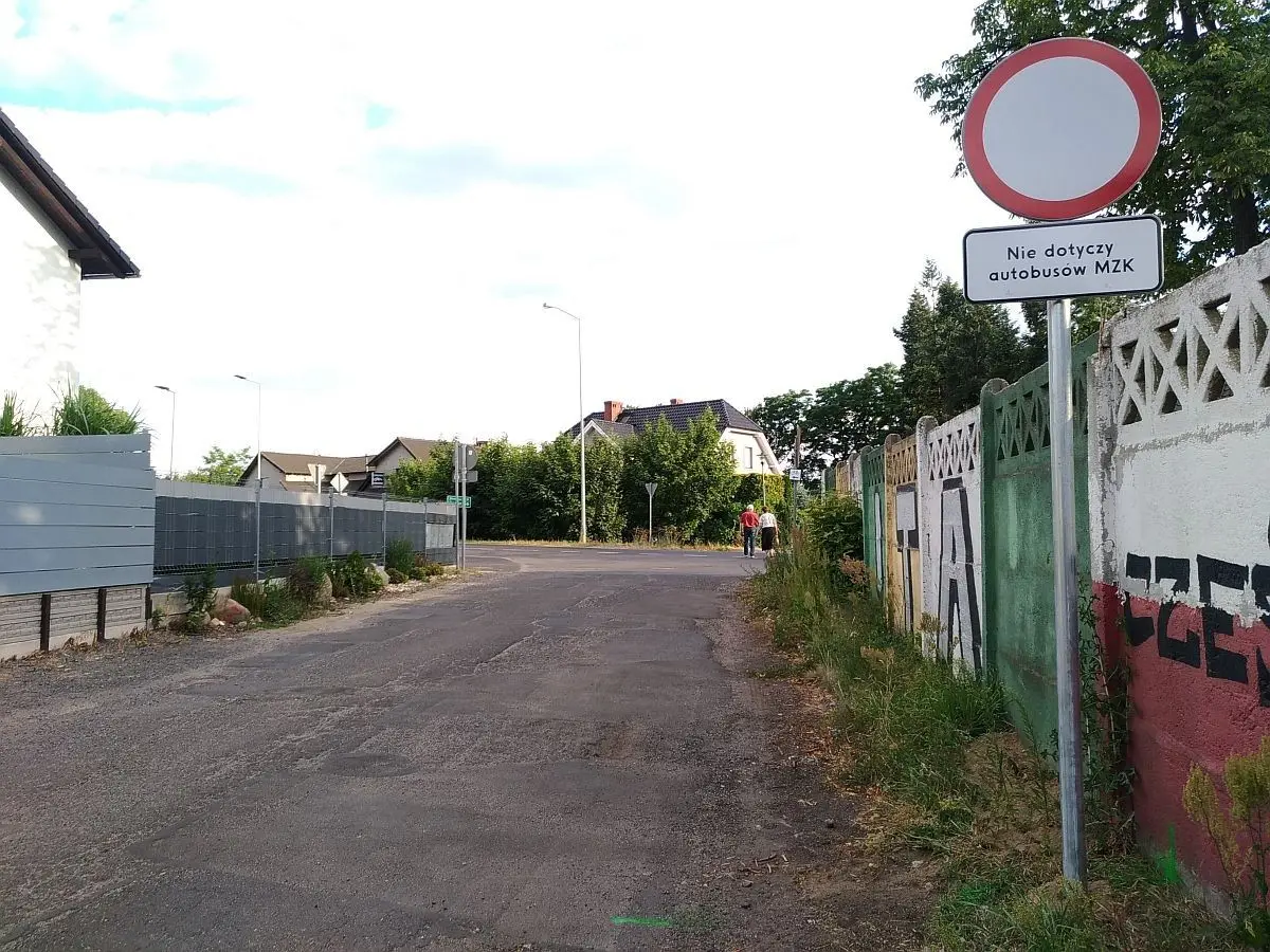 Znaki na pętli autobusowej przy ulicach Kosiby/Kresów II RP