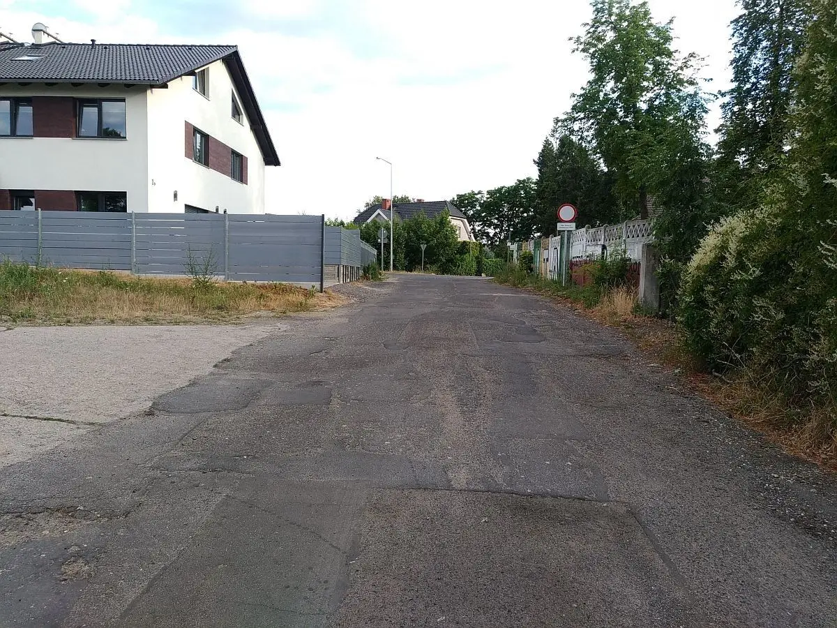 Znaki na pętli autobusowej przy ulicach Kosiby/Kresów II RP