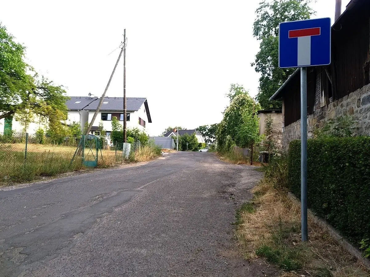 Znaki na pętli autobusowej przy ulicach Kosiby/Kresów II RP