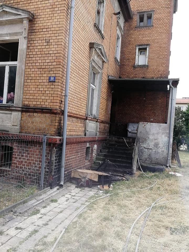 Pożar w budynku przy ul. Sienkiewicza w Nowogrodźcu