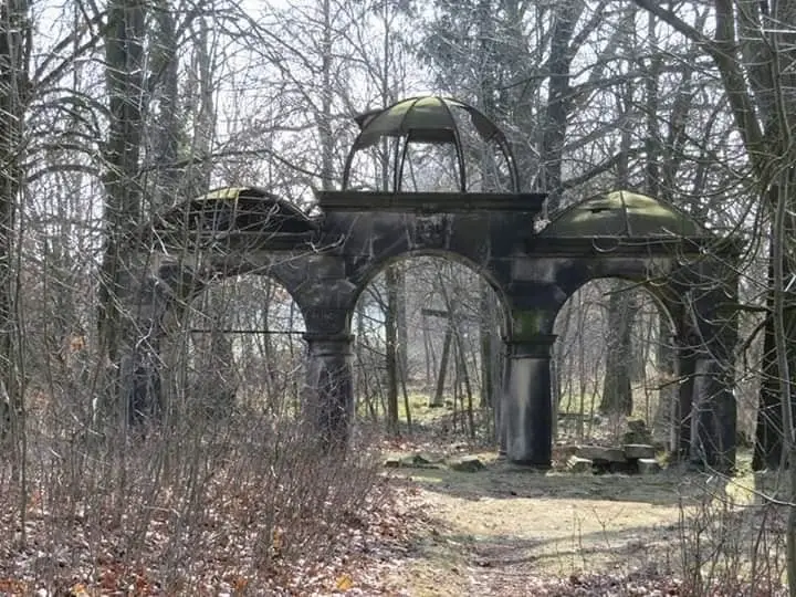 Złomiarze zdewastowali mauzoleum w gminie Warta Bolesławiecka. Zdjęcia przed i po