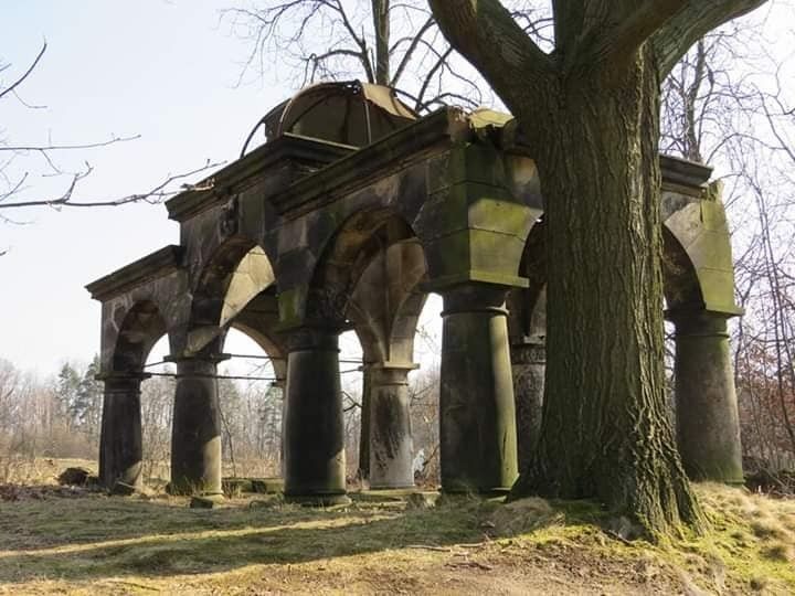 Złomiarze zdewastowali mauzoleum w gminie Warta Bolesławiecka. Zdjęcia przed i po