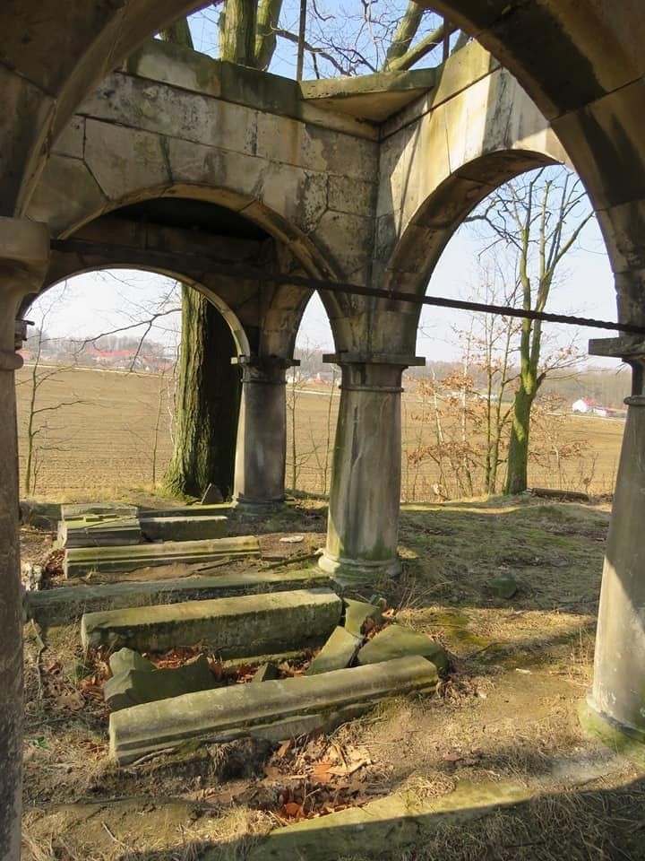 Złomiarze zdewastowali mauzoleum w gminie Warta Bolesławiecka. Zdjęcia przed i po