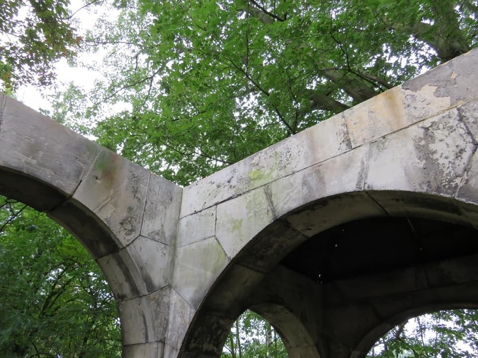 Złomiarze zdewastowali mauzoleum w gminie Warta Bolesławiecka. Zdjęcia przed i po