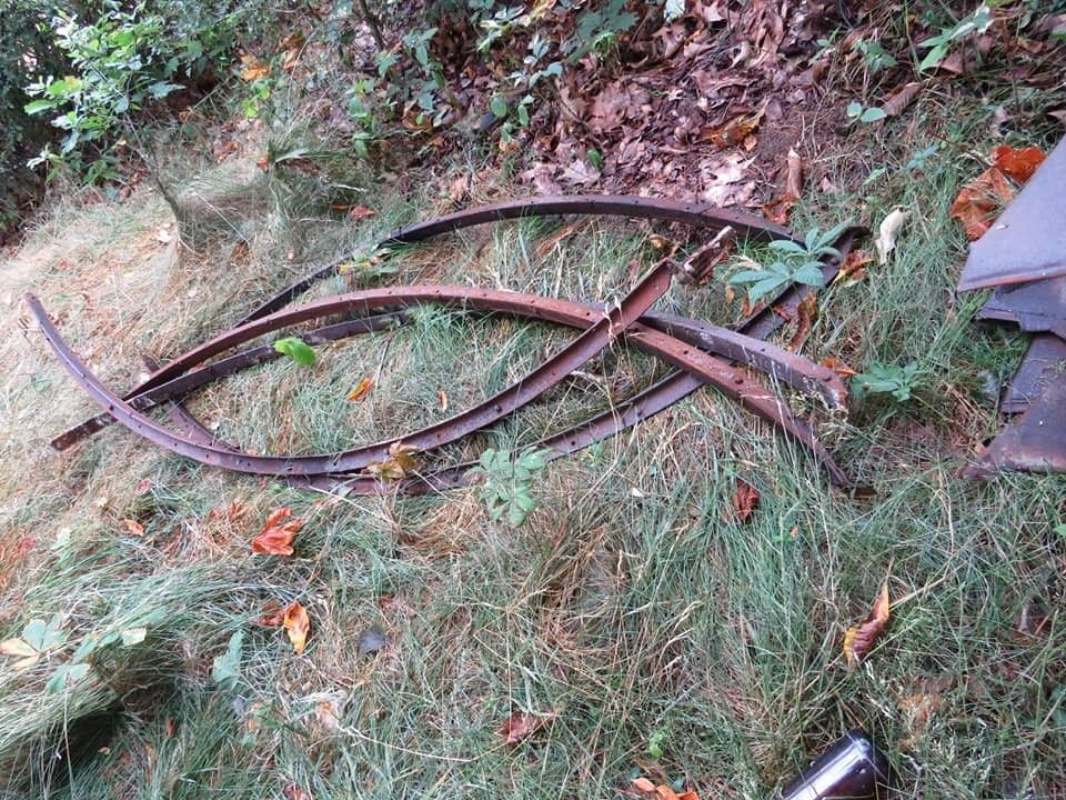 Złomiarze zdewastowali mauzoleum w gminie Warta Bolesławiecka. Zdjęcia przed i po