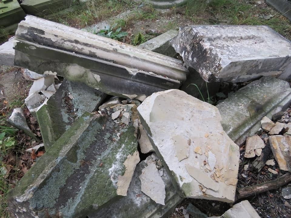 Złomiarze zdewastowali mauzoleum w gminie Warta Bolesławiecka. Zdjęcia przed i po