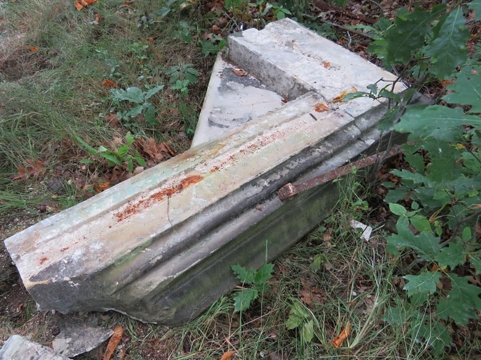 Złomiarze zdewastowali mauzoleum w gminie Warta Bolesławiecka. Zdjęcia przed i po