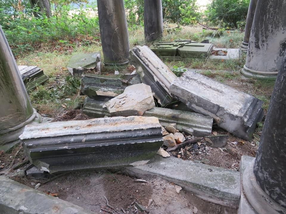 Złomiarze zdewastowali mauzoleum w gminie Warta Bolesławiecka. Zdjęcia przed i po