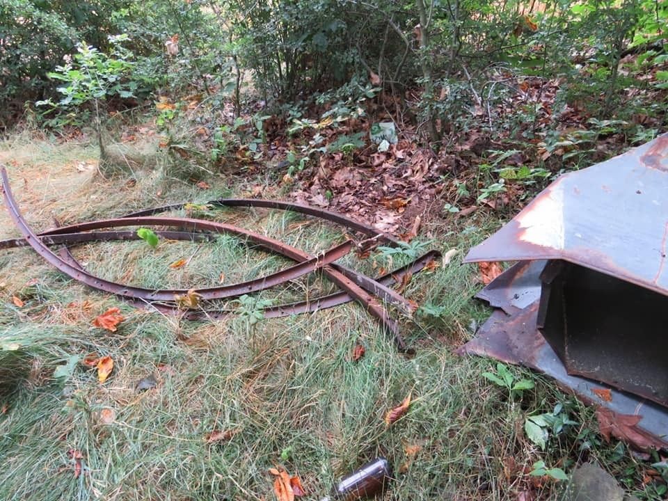 Złomiarze zdewastowali mauzoleum w gminie Warta Bolesławiecka. Zdjęcia przed i po