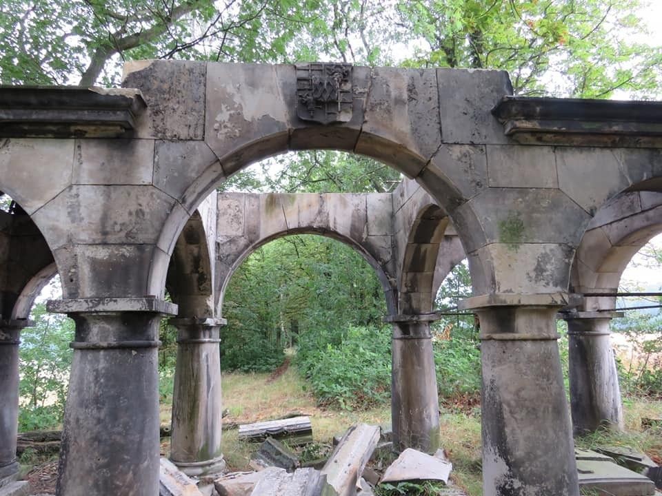 Złomiarze zdewastowali mauzoleum w gminie Warta Bolesławiecka. Zdjęcia przed i po