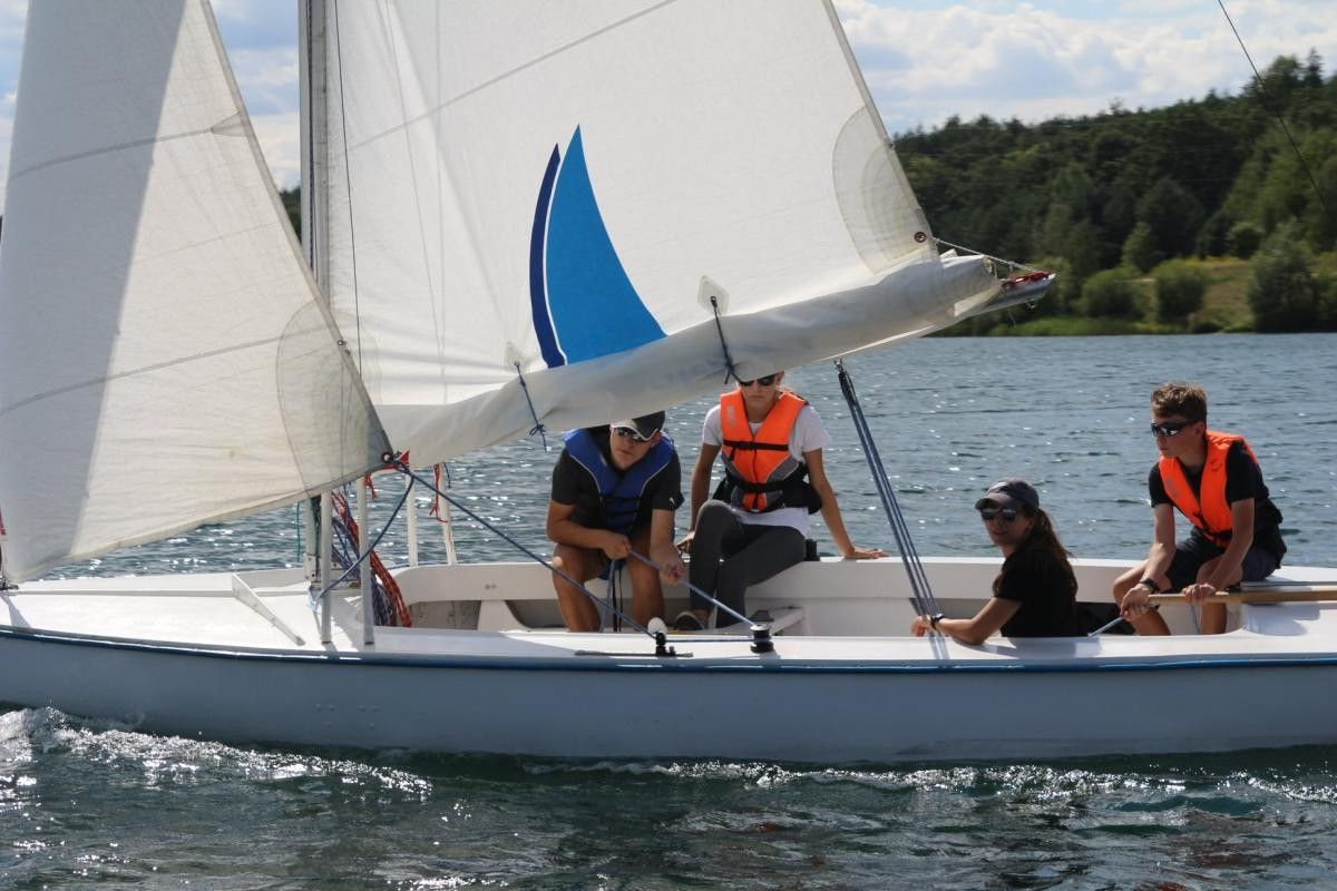 Aktywne wakacje pod żaglami – półkolonie, a może rejs?