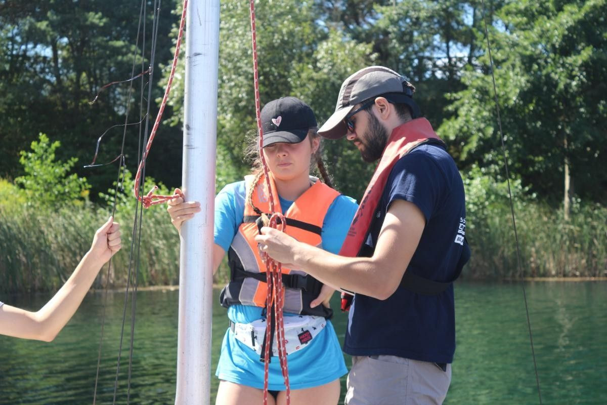 Aktywne wakacje pod żaglami – półkolonie, a może rejs?