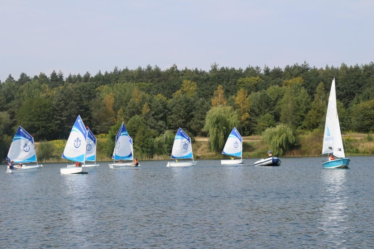 Aktywne wakacje pod żaglami – półkolonie, a może rejs?