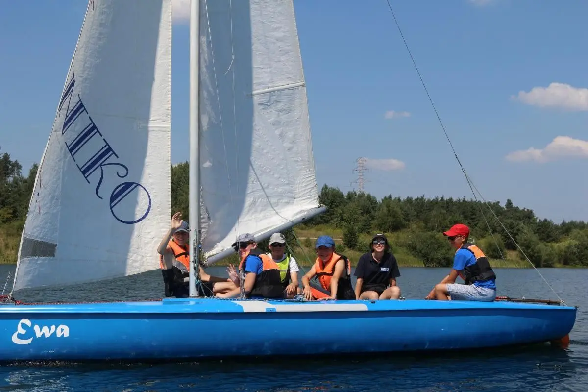 Aktywne wakacje pod żaglami – półkolonie, a może rejs?