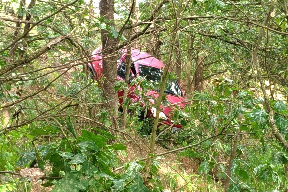 Corsa spadła ze skarpy nad Bobrem