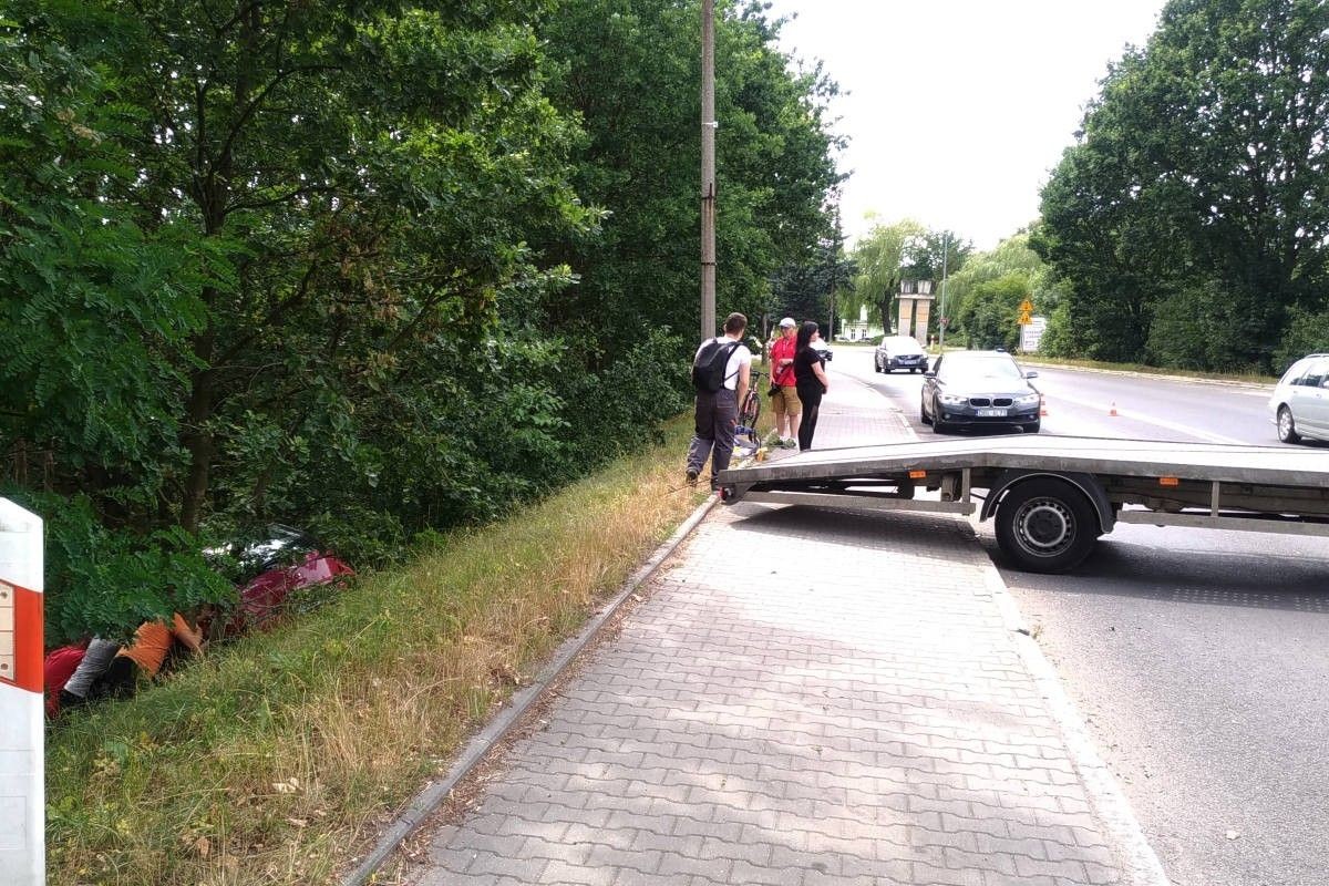 Corsa spadła ze skarpy nad Bobrem