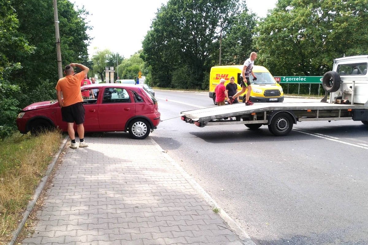 Corsa spadła ze skarpy nad Bobrem