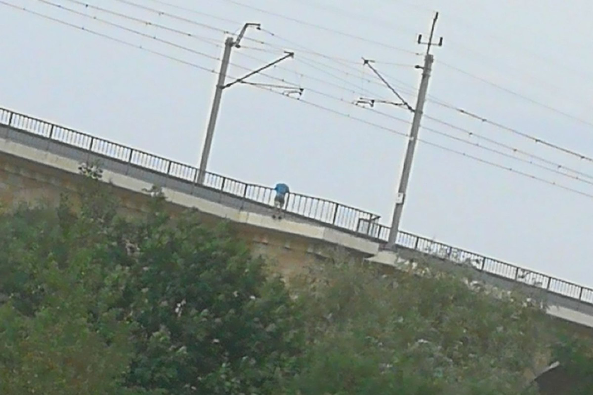 Mężczyzna na wiadukcie