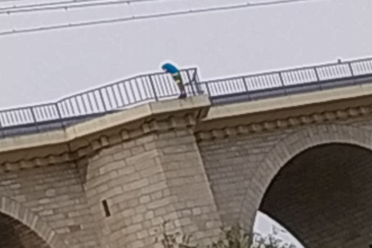 Mężczyzna na wiadukcie