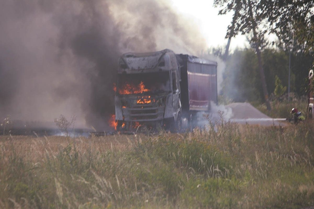 Pożar ciężarówki i słomy na polu koło Łazisk