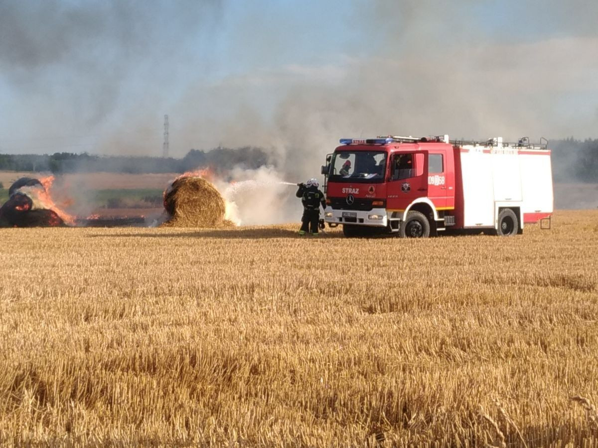 Pożar ciężarówki i słomy na polu koło Łazisk