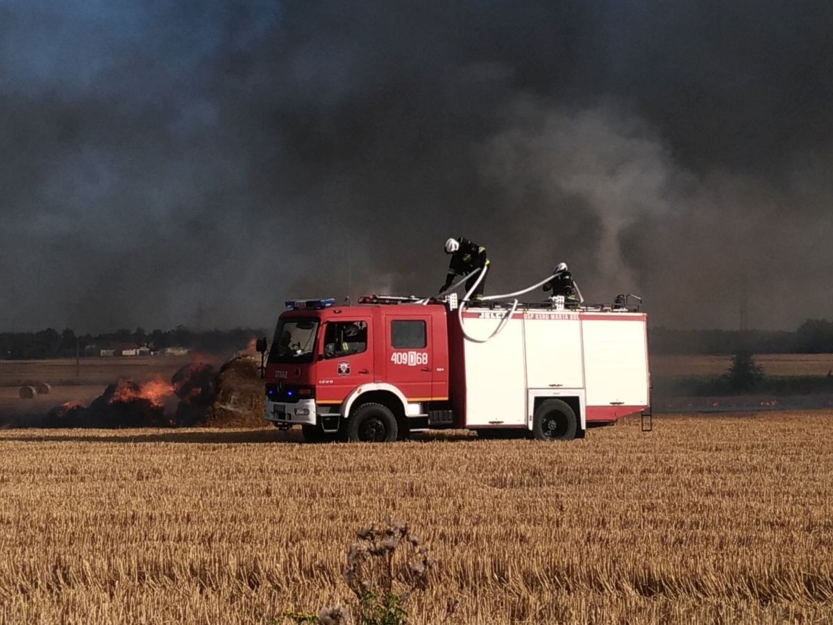 Pożar ciężarówki i słomy na polu koło Łazisk