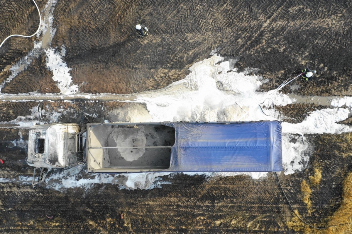 Zdjęcia z drona płonącej ciężarówki