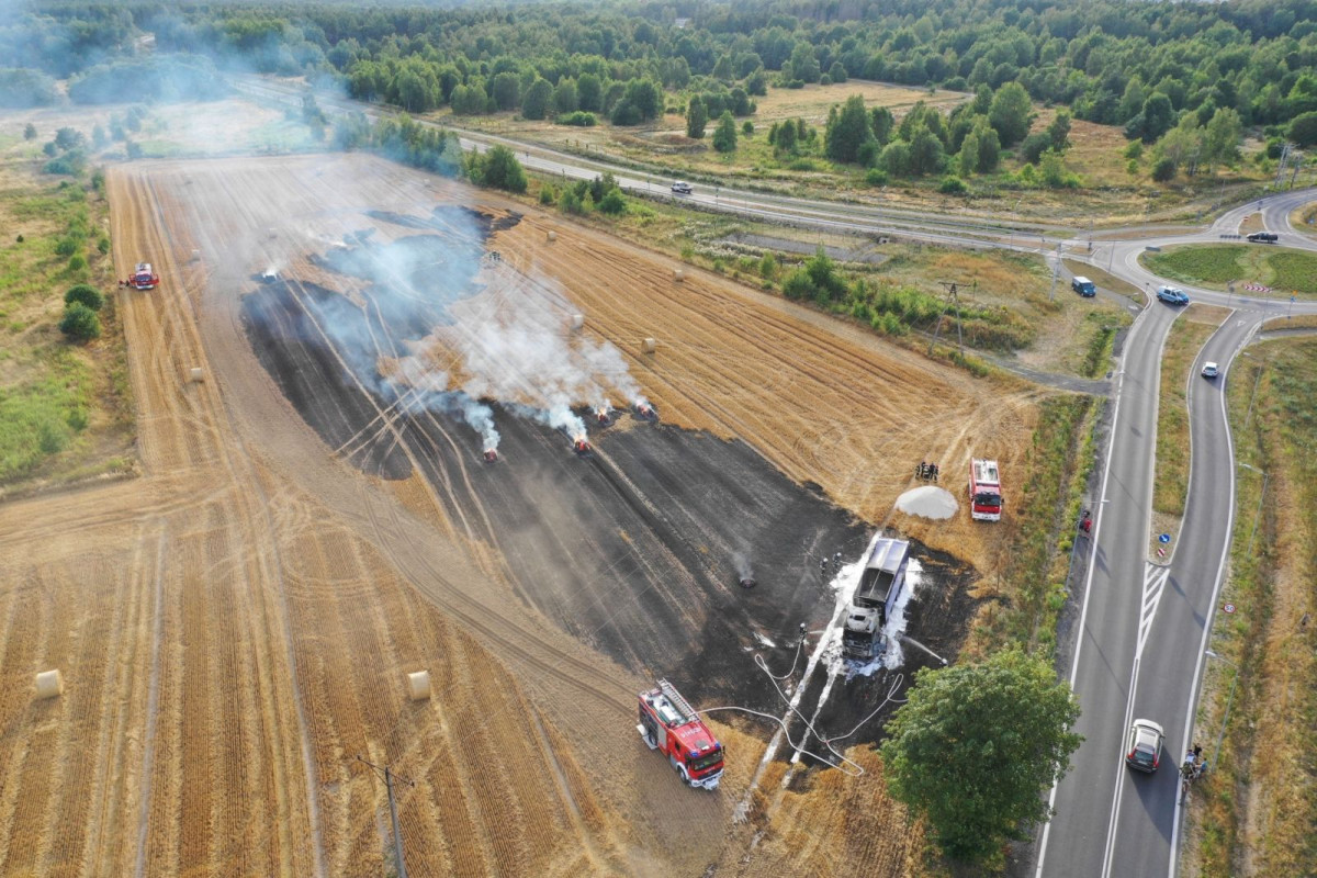 Zdjęcia z drona płonącej ciężarówki