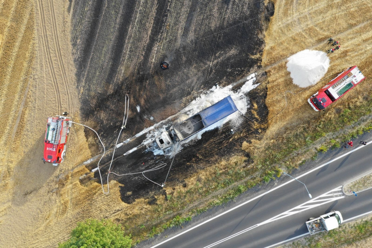 Zdjęcia z drona płonącej ciężarówki