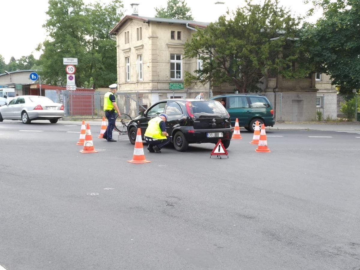 Potrącenie rowerzysty przy Komuny Paryskiej