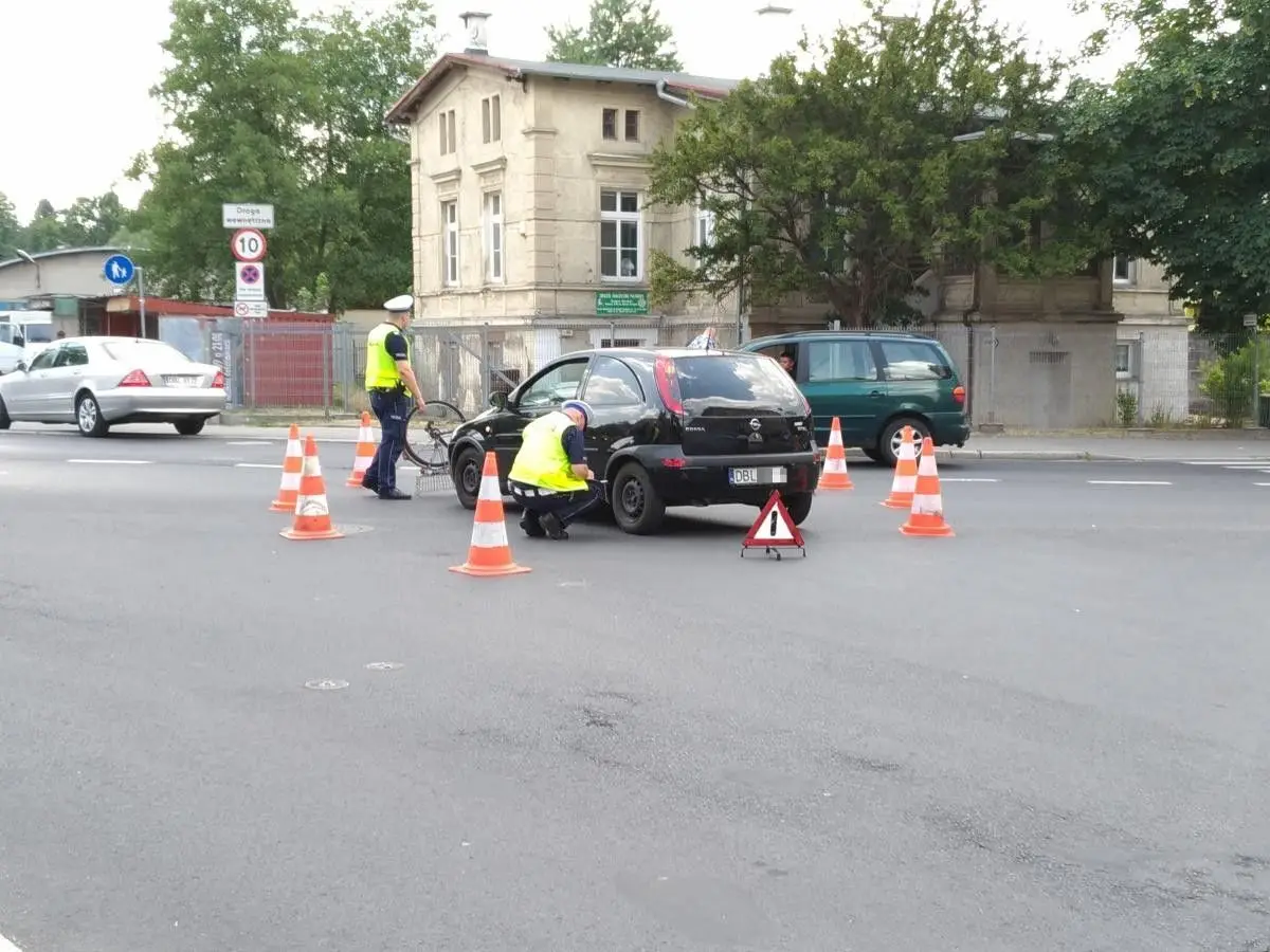 Potrącenie rowerzysty przy Komuny Paryskiej